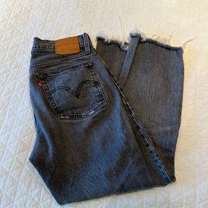 Levi’s Wedgie straight size 26 gray/black wash frayed jeans